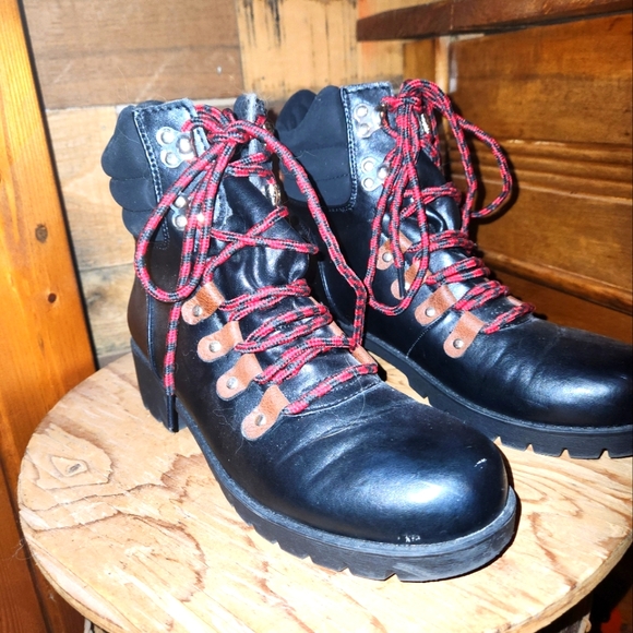 MUDD BLACK COMBAT BOOTS WITH RED AND BLACK SHOE LACES - Picture 5 of 8